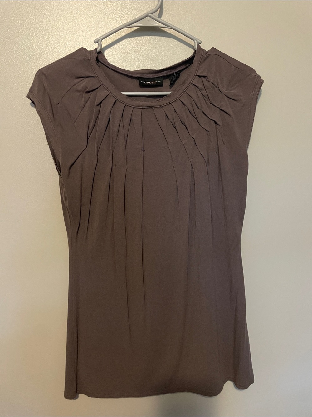 New York & Company Brown Pleated Scoop Neck Cap Sleeve Top